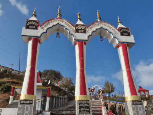 मंदिर के प्रवेश द्वार जिसे ललित द्वार के नाम से जाना जाता है और मंदिर परिसर में स्थित अंदर लैली बूबा जी की प्रतिमा।-फाइल फोटो