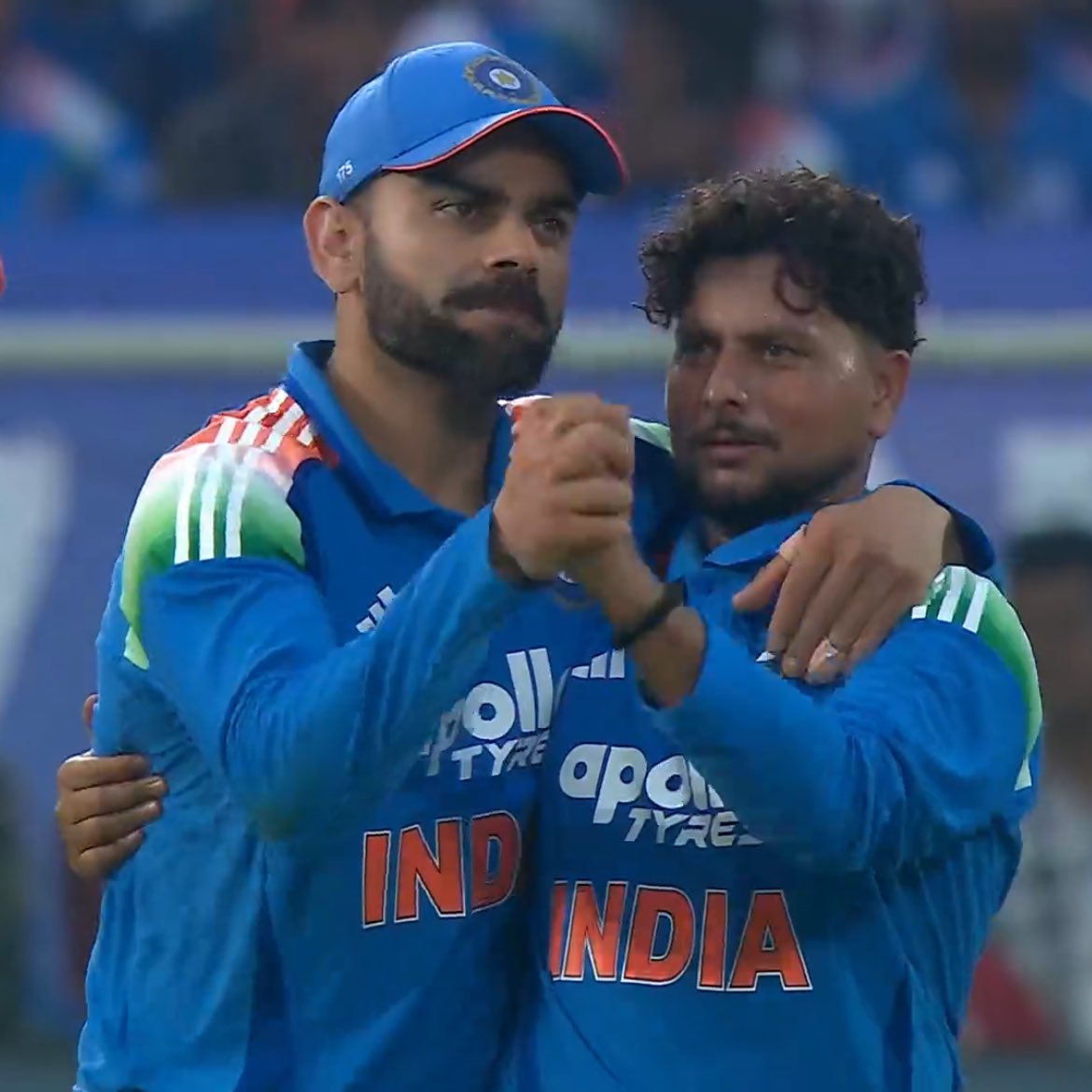 विराट कोहली और कुलदीप यादव साथ में डांस करते हुए।