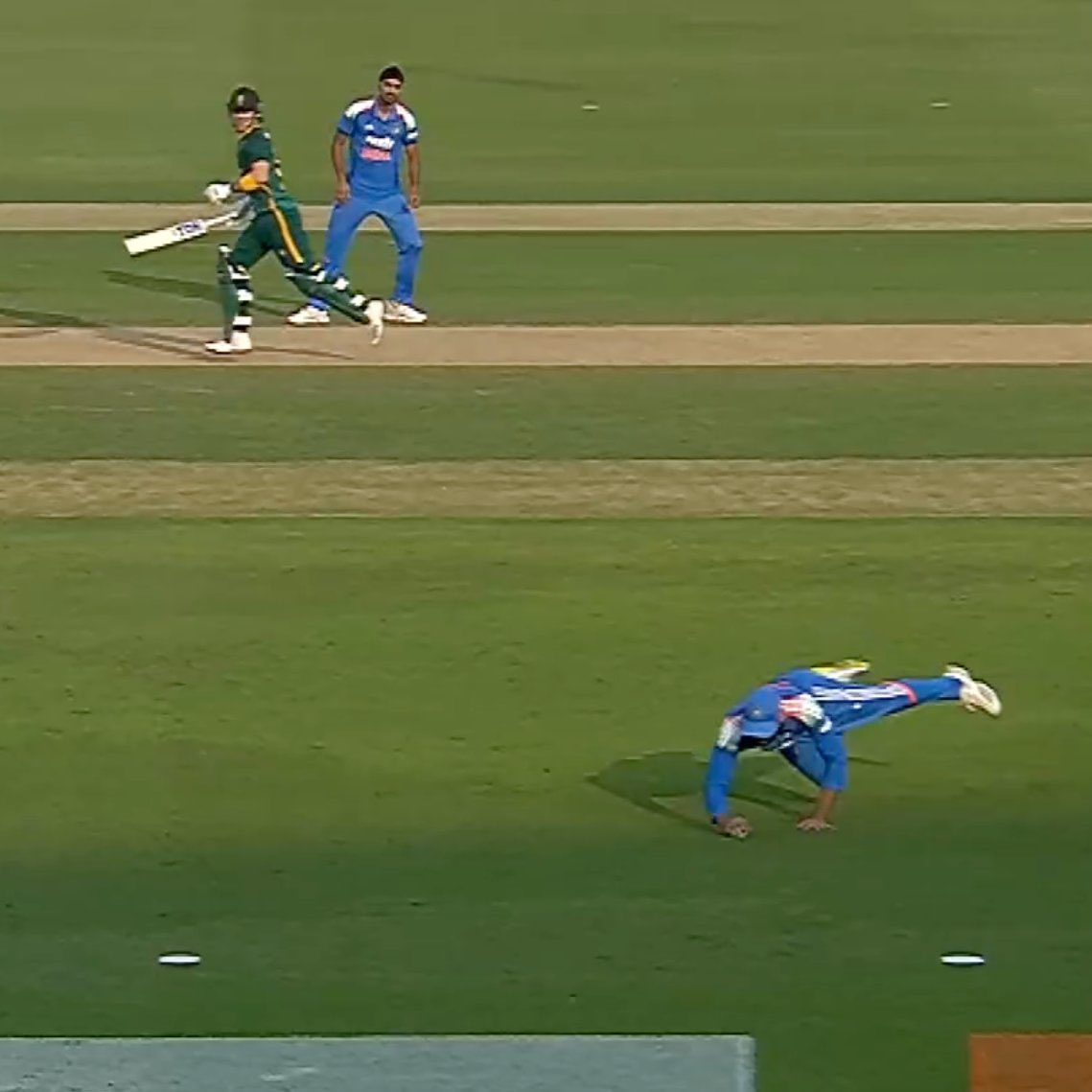 रोहित ने डाइव लगाकर रन बचाए।