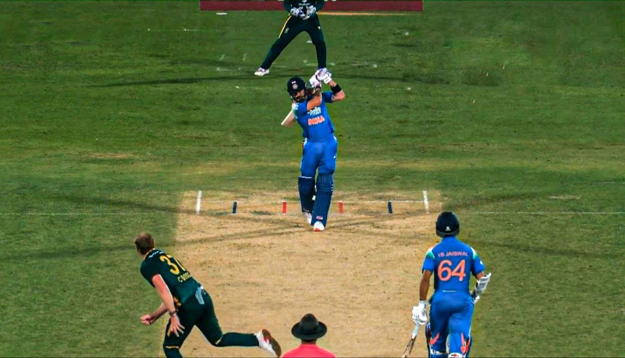 विराट कोहली ने आगे निकलकर सिक्स लगाया।