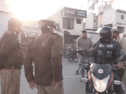 अयोध्यामध्ये पोलीस लोकांच्या ओळखीसाठी कागदपत्रे तपासत आहेत.