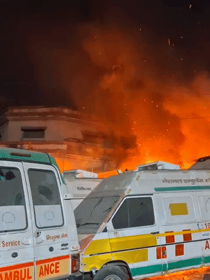 जिला महिला अस्पताल की बिल्डिंग में खड़ी एम्बुलेंस में आग लग गई।