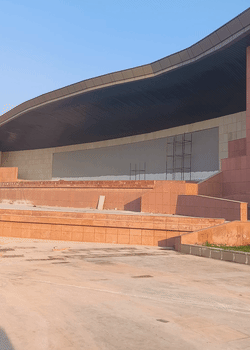 प्रेरणा स्थल में लोगों के बैठने के लिए बेंचनुमा सीढ़ियां बनाई गई हैं।