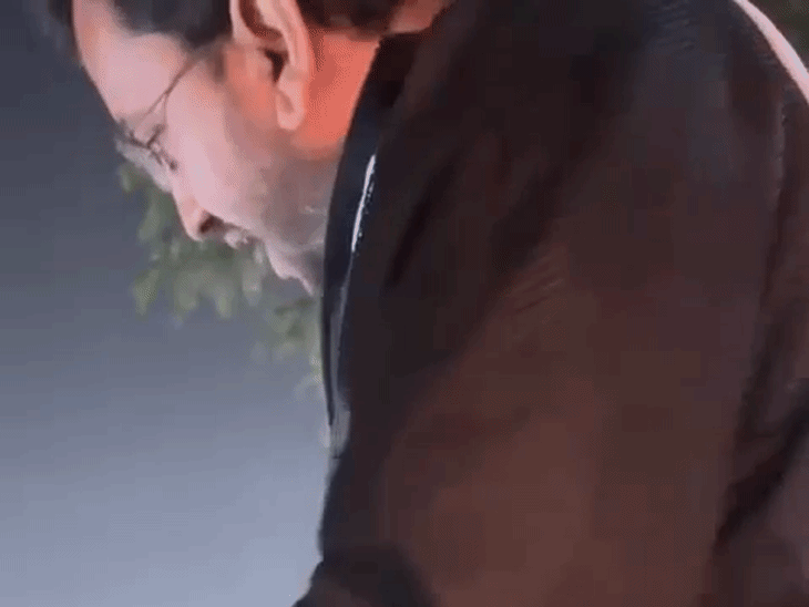 1 मिनट 44 सेकेंड के वीडियो में एक व्यक्ति संतोष मकवाना को मनाता दिख रहा है।