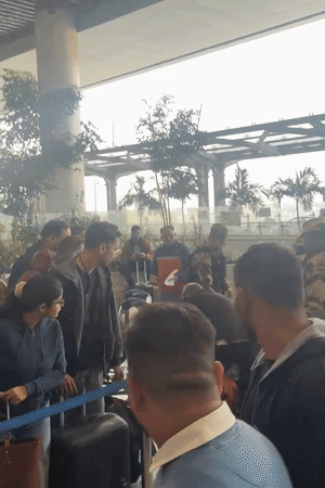 लखनऊ एयरपोर्ट पर यात्री लाइन में खड़े होने के विवाद में आपस में भिड़ गए। एक यात्री ने दूसरे यात्री को लात-घूंसे मारे।