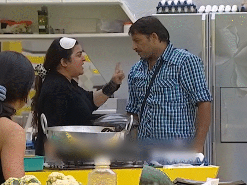 डॉली बिंद्रा एक एक्ट्रेस और थिएटर आर्टिस्ट हैं। वहीं, मनोज तिवारी भोजपुरी फिल्मों के सुपरस्टार, गायक और सांसद हैं।