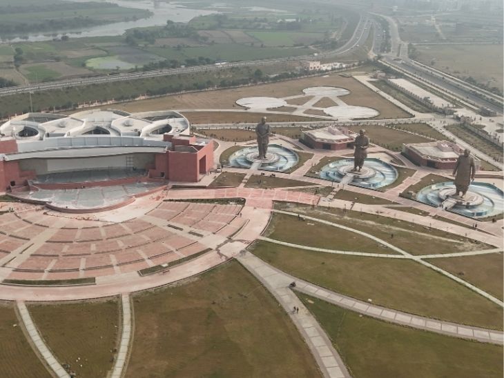 प्रेरणा स्थल में 63 फीट ऊंची मूर्तियां लगाई गई हैं।