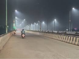 ठंड की वजह से रात में सड़कें सूनी हो गई है।