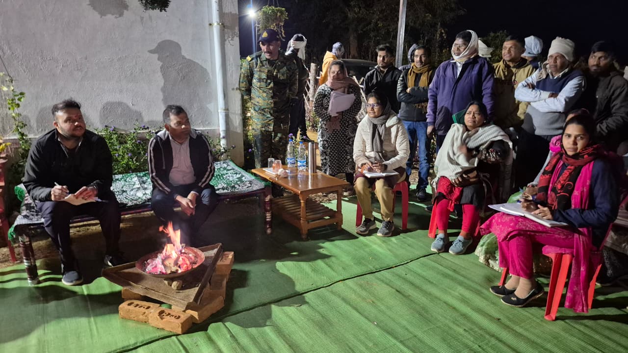 कलेक्टर ने सुनी ग्रामीणों की समस्या