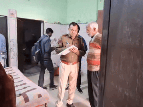 सूने मकान के चोरों ने ताले तोड़कर सोने-चांदी के गहने व नगदी पर हाथ साफ कर दिया। पीड़ित मकान मालिक ने क्रिश्चियनगंज थाना पुलिस को शिकायत की है।