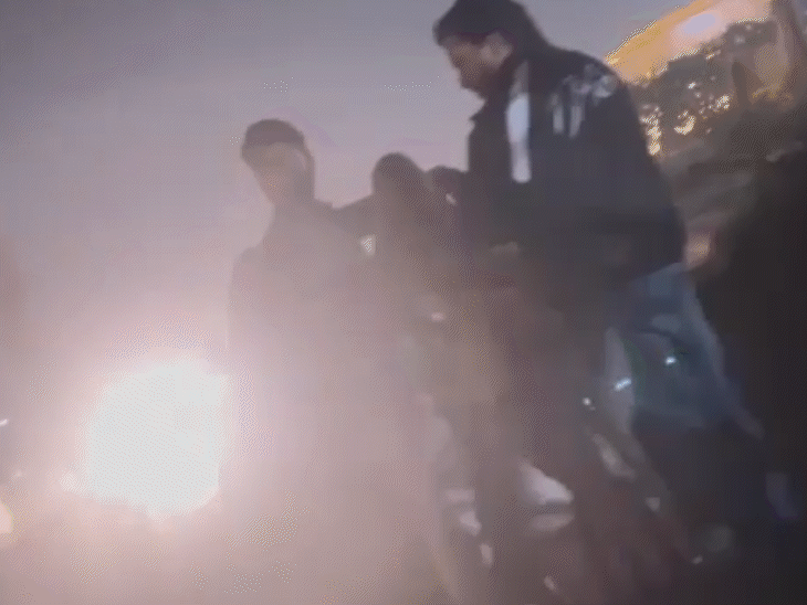 पहले 41 सेकेंड के वीडियो में एक पुरुष और 'मैडम' नजर आ रहे हैं।