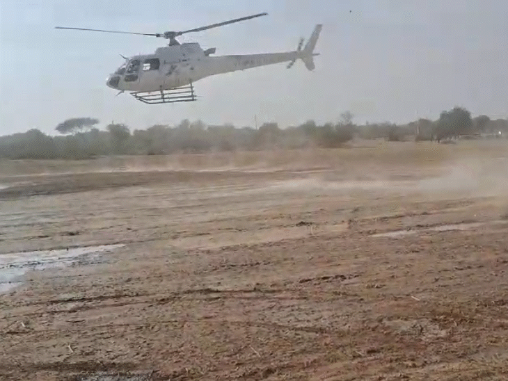 चूरू के गांव ढाणी चाहर वाली में हेलिकॉप्टर की स्पेशल लैंडिंग कराई गई।