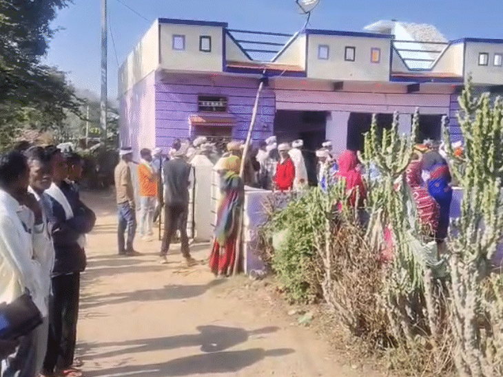 बुजुर्ग महिला और उसके दोहिता की हत्या की जानकारी मिलते ही बड़ी संख्या में गांव वाले पहुंच गए।