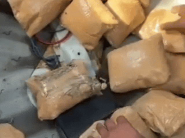 इन पैकेट्स को गाड़ी की पिछली लाइट के पीछे छिपाया हुआ था।