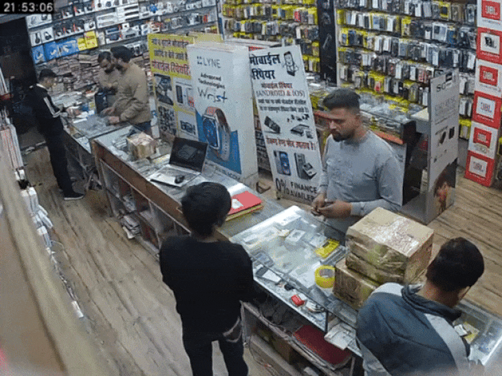 सेल्समैन को आयटम दिखाने के लिए कहा।