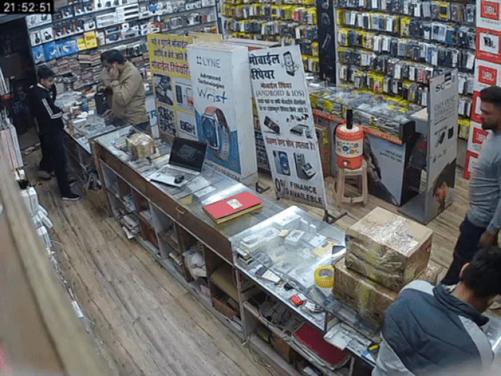 उदयपुर के सूरजपोल में मोबाइल शॉप के अंदर एंटर किया युवक ने।