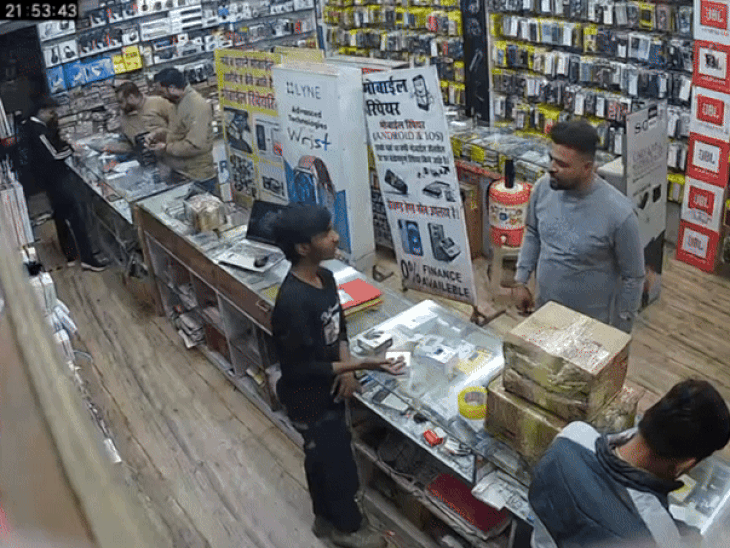 बाद में युवक ने आयटम नहीं जमने की बात कहीं और वहां से खिसक लिया।