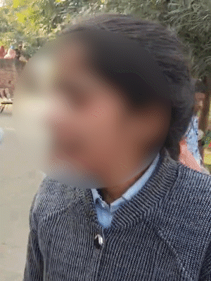 छात्रा ने बताया- मैं आज जल्दी में 2 चोटी करना भूल गई थी। स्कूल वालों ने मुझे बहुत मारा है।