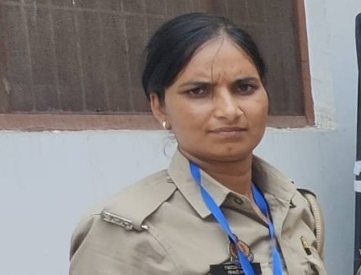 ये कॉन्स्टेबल मीनाक्षी शर्मा है, जो 2019 बैच की सिपाही है।