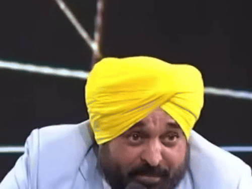 एक टीवी चैनल के प्रोग्राम में टैन थीटा-कास थीटा पर बात करते भगवंत मान।