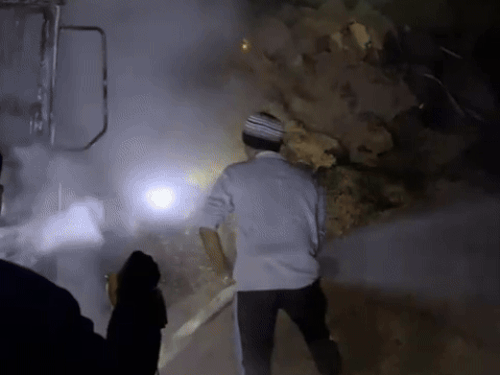 आग पर काबू पाते दमकल विभाग के कर्मचारी।