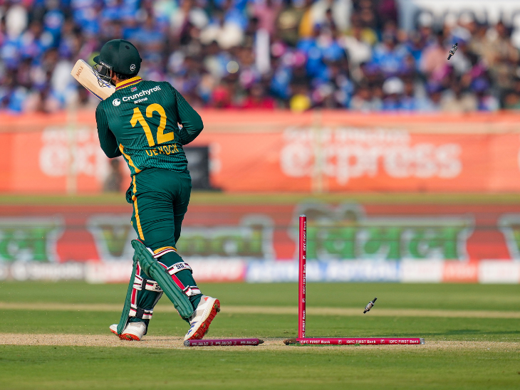 प्रसिद्ध कृष्णा ने डी कॉक को बोल्ड कर दिया।