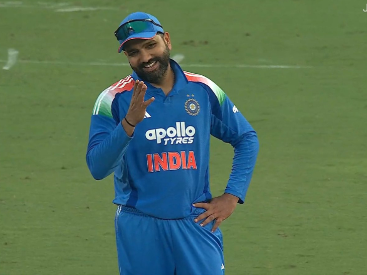 रोहित शर्मा कुलदीप की तरफ इशारा करते हुए।