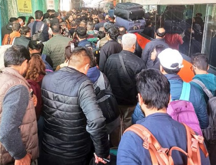 इंडिगो की फ्लाइट कैंसिल होने के बाद चंडीगढ़ रेलवे स्टेशन पर जुटी लोगों की भीड़।