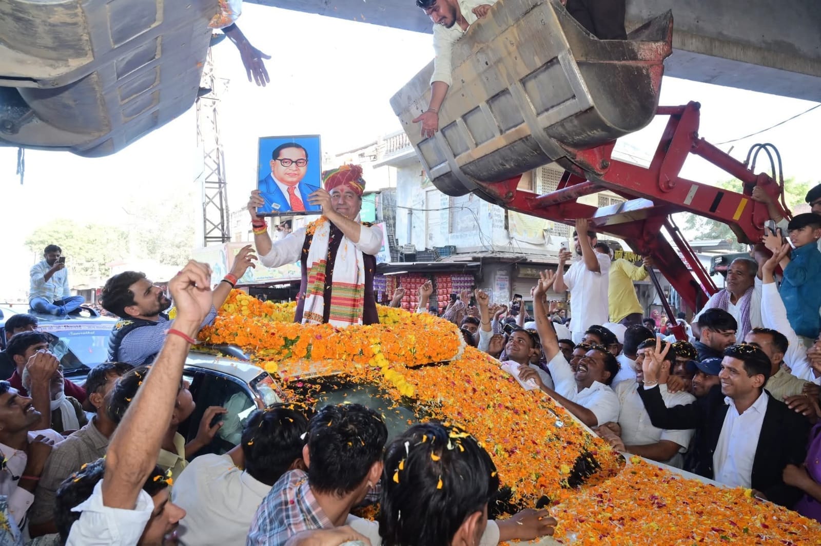 मंत्री को डॉ. बाबा साहेब की तस्वीर भेंट की।