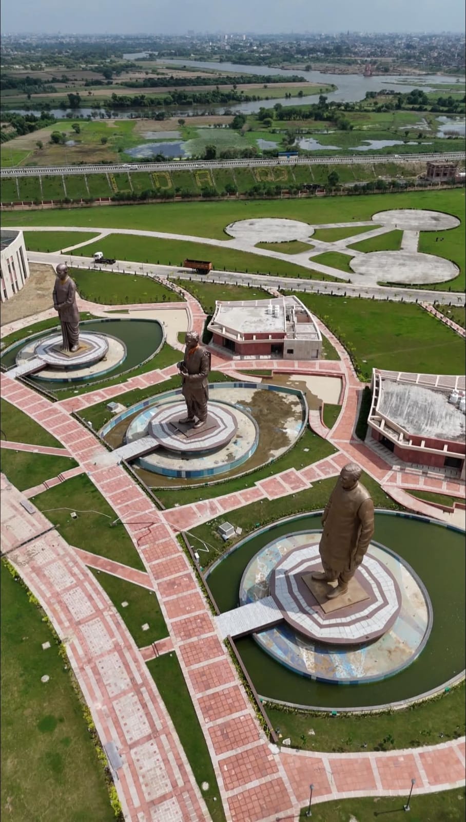 लखनऊ में कमल के आकार का प्रेरणा स्थल बन रहा है। 25 दिसंबर को इसका उद्घाटन होगा।