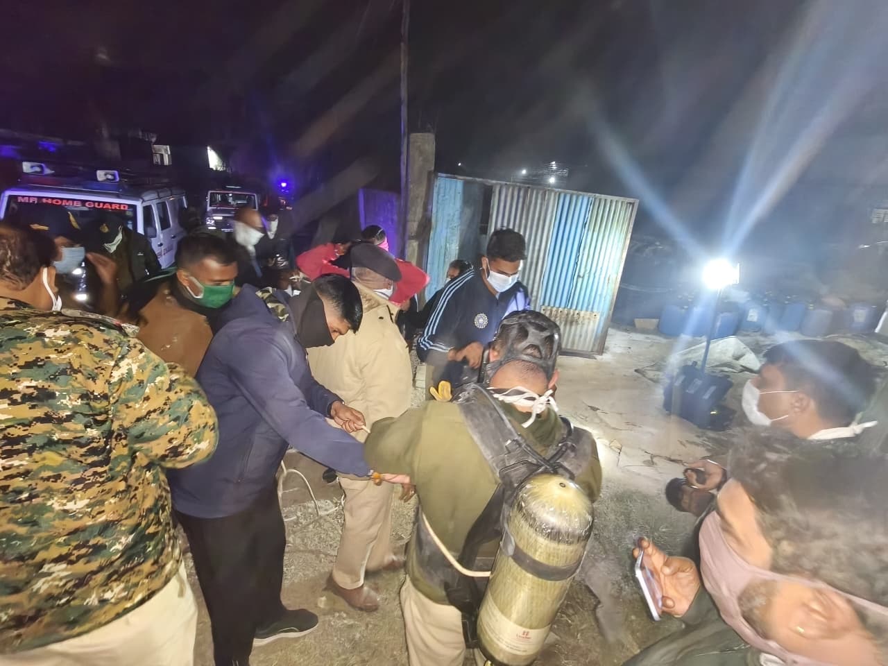 गैस का रिसाव रोकने पहुंचे तीन दमकलकर्मी भी गैस की चपेट में आने से बीमार हो गए।