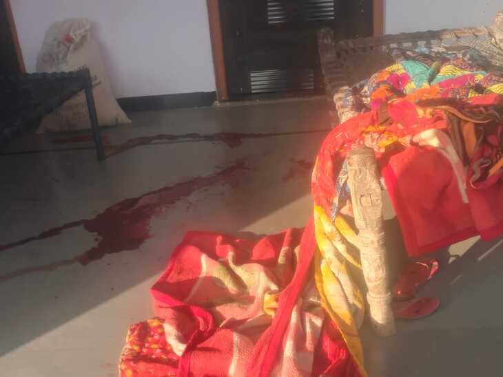 इसी चारपाई पर नानी और नाती सो रहे थे। शुक्रवार देर रात बदमाश घर में घुसे और धारदार हथियार से हमला कर मार डाला।