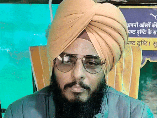 जालंधर में टेक्सी का कारोबार करने वाले हरदीप सिंह।