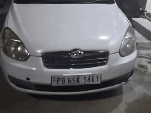 न्यू गुरु अमरदास नगर में हुए झगड़े में इसी कार में आए थे आरोपी। इस पर आप का स्टिकर लगा है।