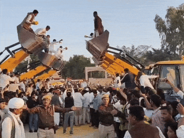 JCB मशीनों से फूल बरसाकर किया स्वागत।