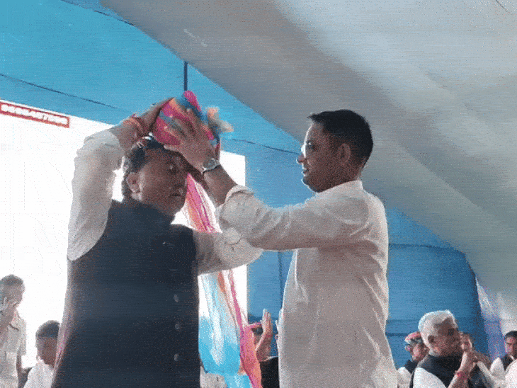 के.के. मंत्री का साफा पहनाकर किया स्वागत, और पंचायत समिति बनाने पर दिया धन्यवाद।