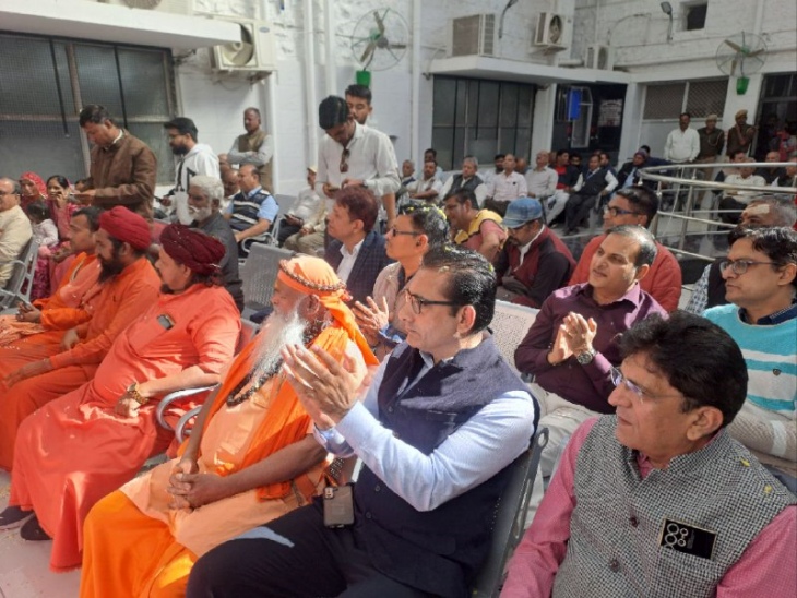 पाली के बांगड़ हॉस्पिटल में रविवार को वेटिंग रूम के उद्घाटन के मौके पर मौजूद डॉक्टर व शहरवासी।