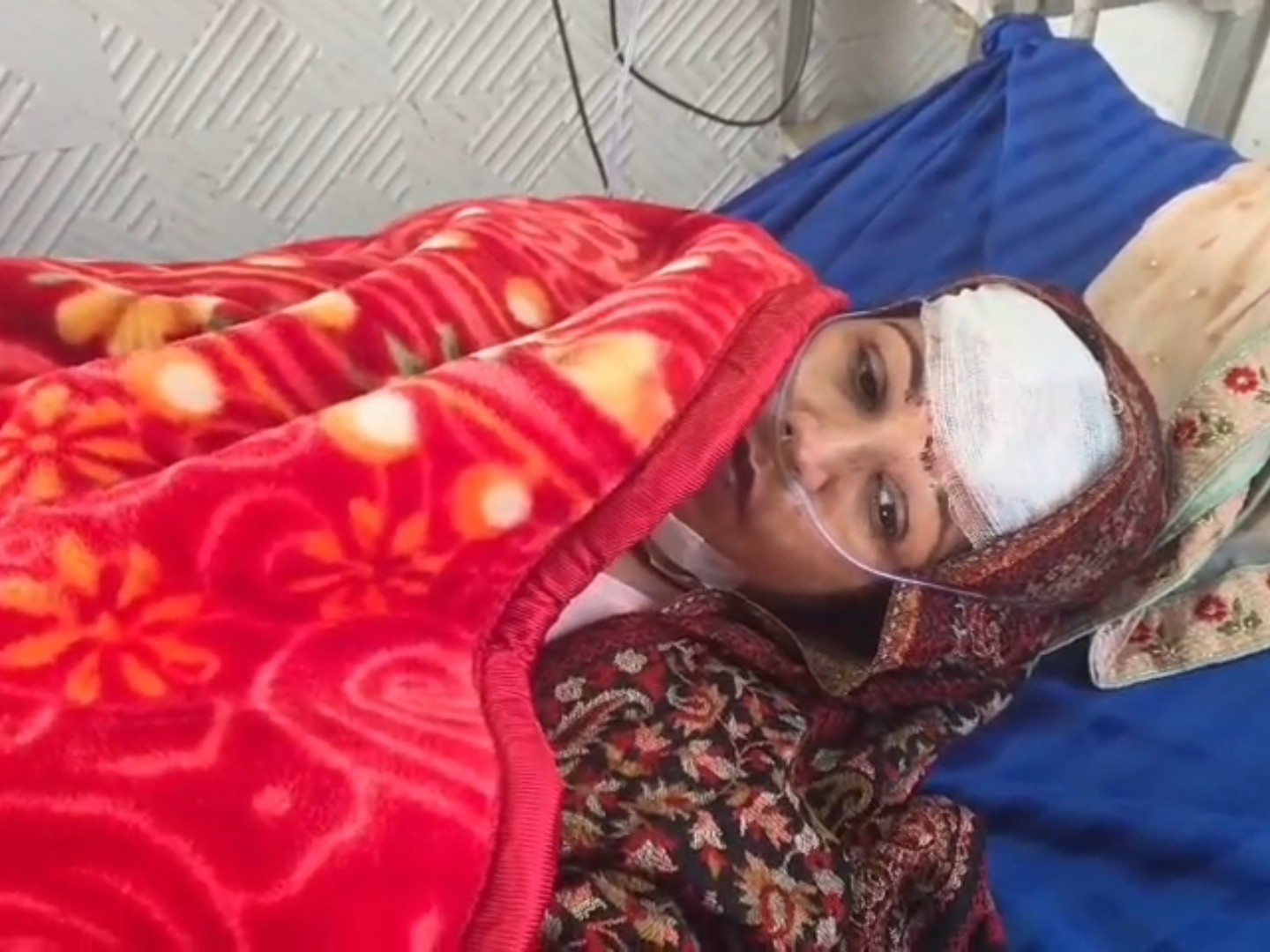 घायल महिला अस्पताल में भर्ती।