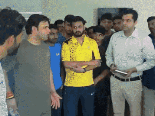 ताऊ देवी लाल खेल स्टेडियम में अधिकारियों को फटकार लगाते खेल मंत्री गौरव गौतम।