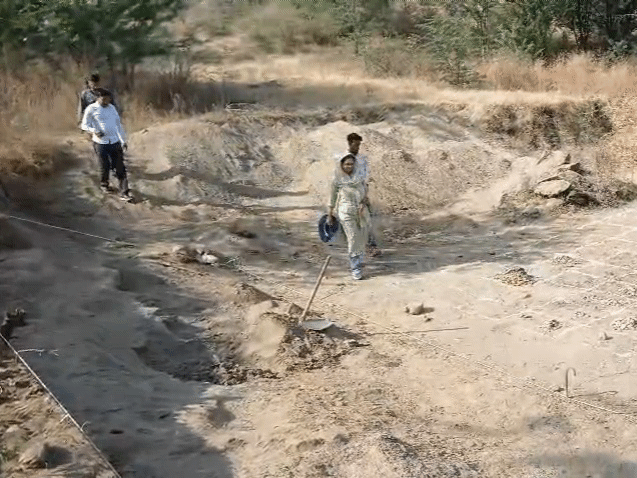 झुंझुनूं खेतड़ी के बंसियाल गांव में खुदाई करते हुए और ग्रामीण मौके पर पहुंचे, खुदाई का काम देखा।