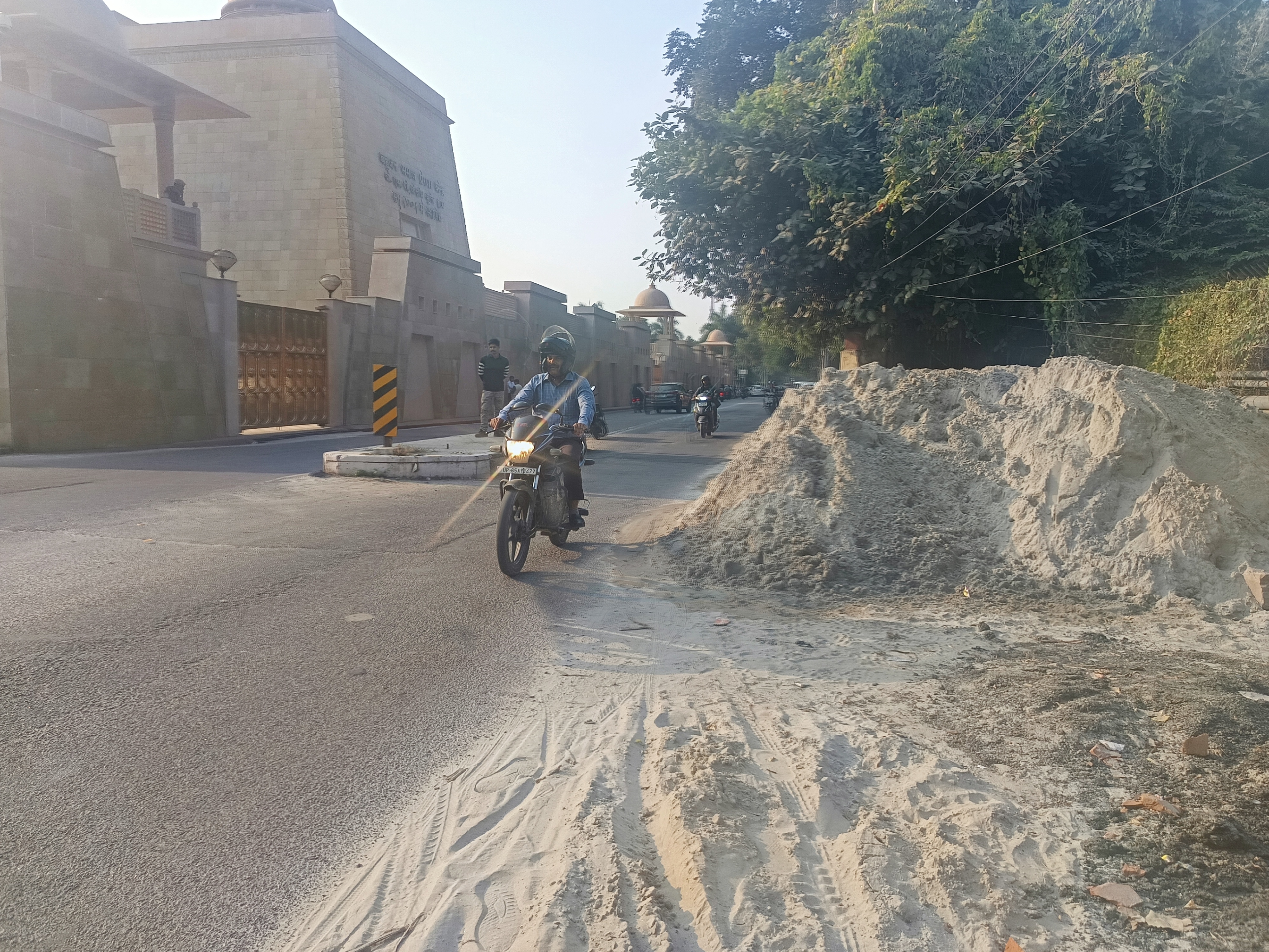 लखनऊ के कई इलाकों में वायु प्रदूषण का स्तर खराब बना हुआ है।