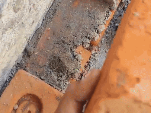 नाले में लगी घटिया सामग्री।