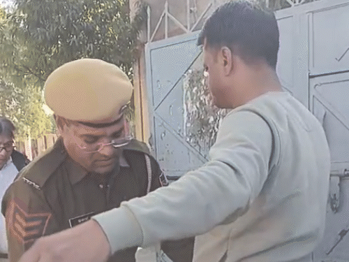 परीक्षा केंद्र पर 11 बजे बाद प्रवेश नहीं दिया गया।