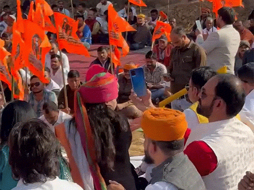 हिस्ट्रीशीटर वीरेंद्र सिंह तोमर के पक्ष में राजपूत करणी सेना के कार्यकर्ता बड़ी संख्या में पहुंचे।