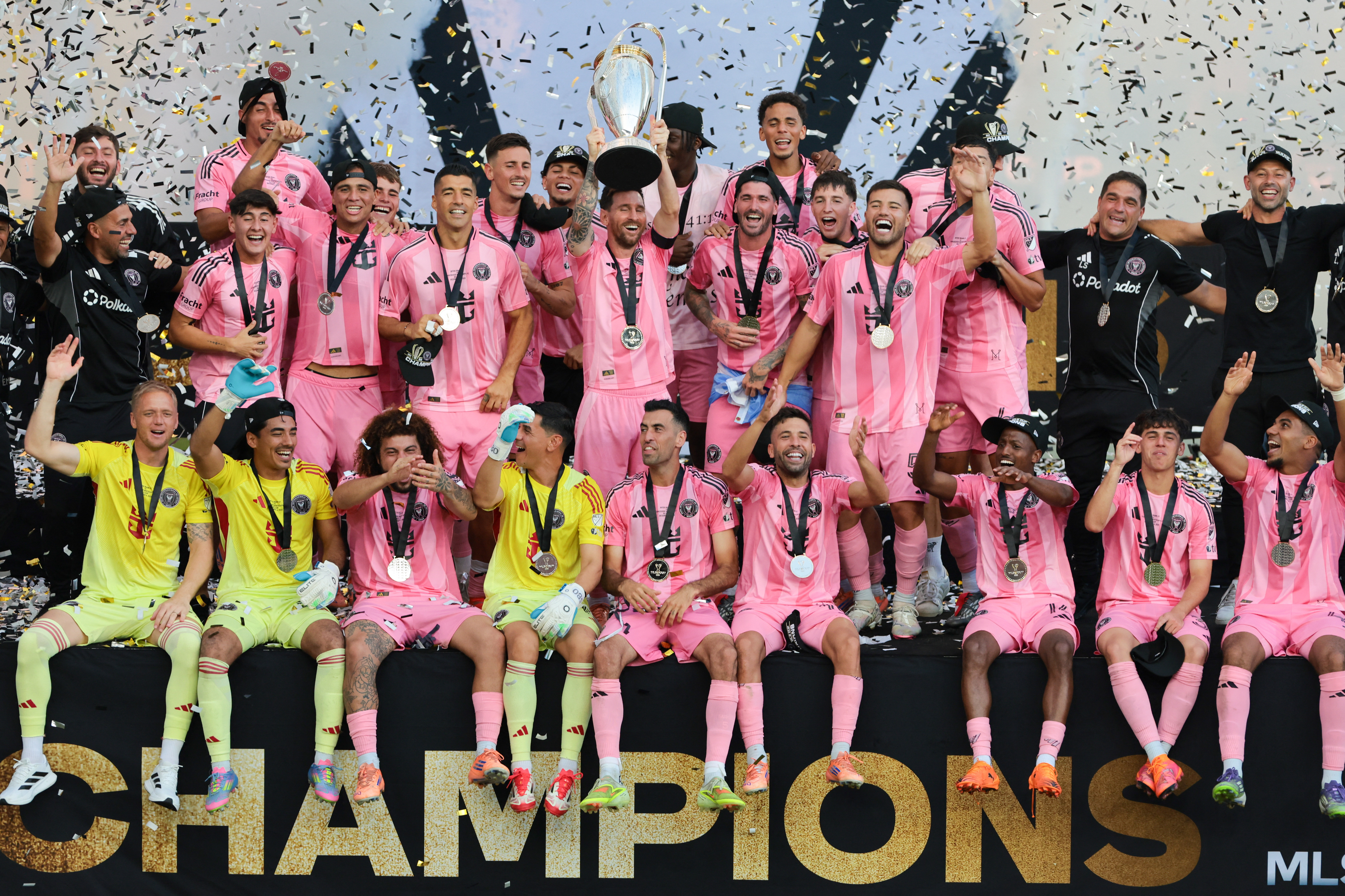 ट्रॉफी लिए हुए इंटर मियामी के कप्तान लियोनल मेसी।