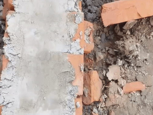 निमार्ण में लगी घटिया सामग्री।