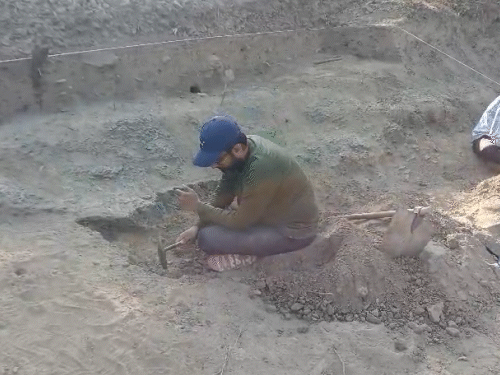 झुंझुनूं खेतड़ी के बंसियाल गांव में खुदाई करते हुए टीम के सदस्य।