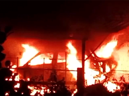 कॉन्ट्रैक्ट किलर ने कार में आग लगा दी और मौके से फरार हो गए।