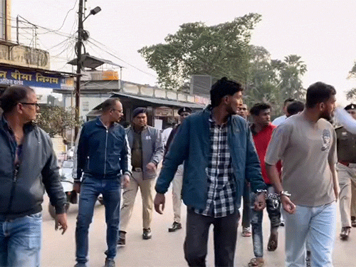 पुलिस ने पांचों आरोपियों को गिरफ्तार करने के बाद परशुराम चौक से कचहरी परिसर तक पैदल जुलूस निकाला।