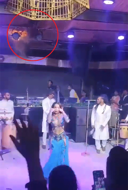 हादसे का वीडियो भी सामने आया है। इसमें बेली डांसर महबूबा-ओ-महबूबा पर डांस करते दिख रही है।